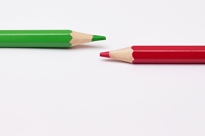2 עפרונות אחד מול השני ב2 צבעים