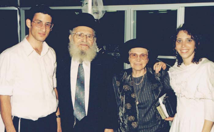 הרב נריה ואשתו הרבנית רחל בחתונה