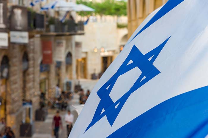 דגל ישראל על רקע בתים