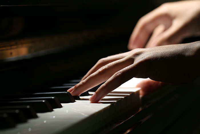 ידיים מנגנות בפסנתר