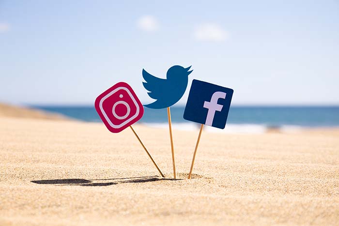 רשתות חברתיות בתוך חול ים