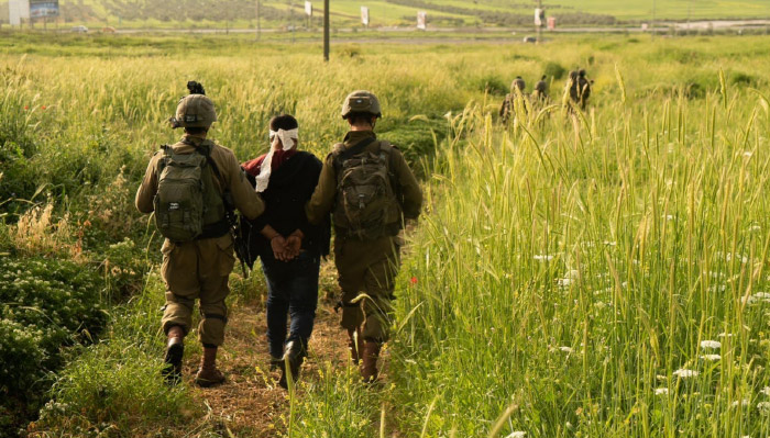 חיילים מובילים חשוד פלסטיני בשדה