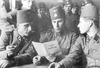 חיילים בוסנים של דיוויזיית אס אס הררית ה-13, קוראים בחוברת "אסלאם ויהדות", פרי עטו של המופתי. יוני 1943