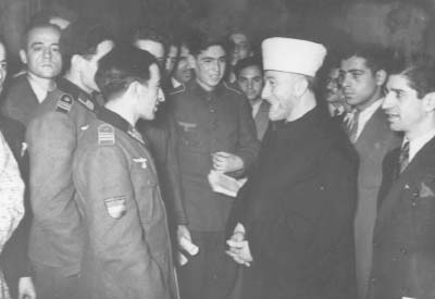 אל-חוסייני עם מתנדבים מוסלמים ללגיון הערבי החופשי בצבא גרמניה הנאצית, ברלין 1942