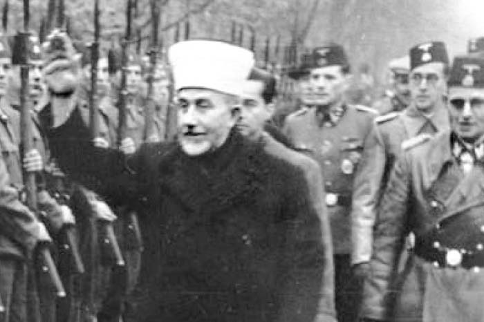 אל-חוסייני מצדיע במועל יד בביקור רשמי בדיוויזיית אס אס הררית ה-13, בליווי מפקדים בכירים. נובמבר 1943 | צילום: German Federal Archives, ויקיפדיה