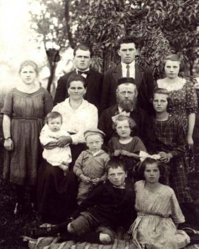 אברהם איווניר, הוריו פישל-אפרים ולוטי (משמאל) ודודתו פפי, 1937