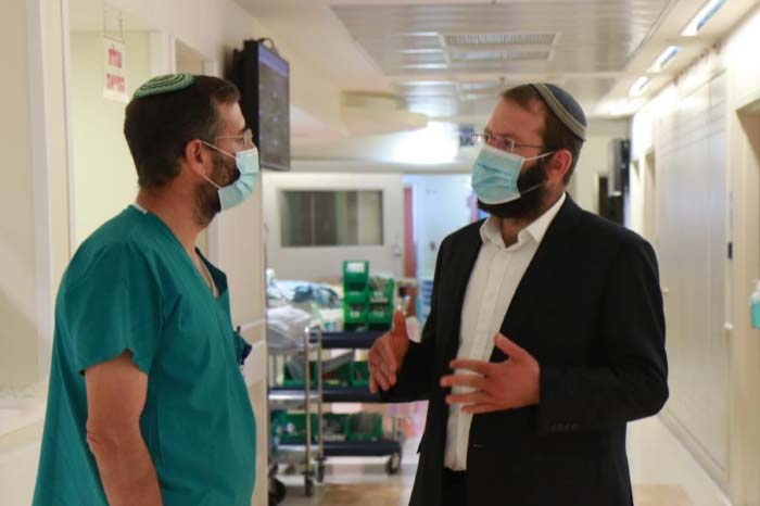 הרב אריאל וידר עם ד״ר עקיבא נחשון רופא בכיר בטיפול נמרץ הדסה | צילום: מוטי לוריא מכון פוע״ה
