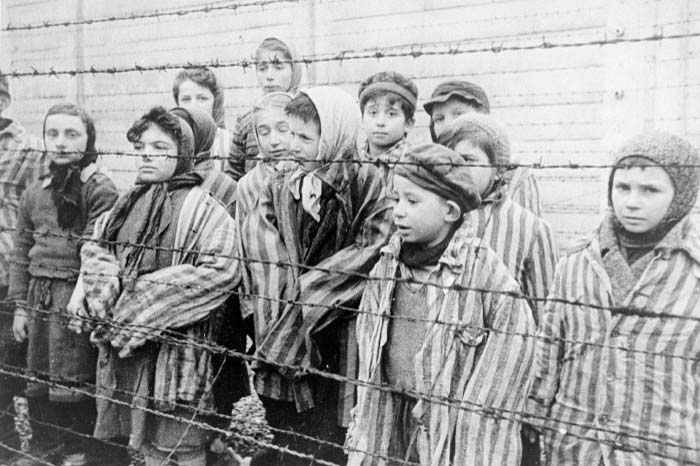 ילדים בשואה מאחורי גדר תיל