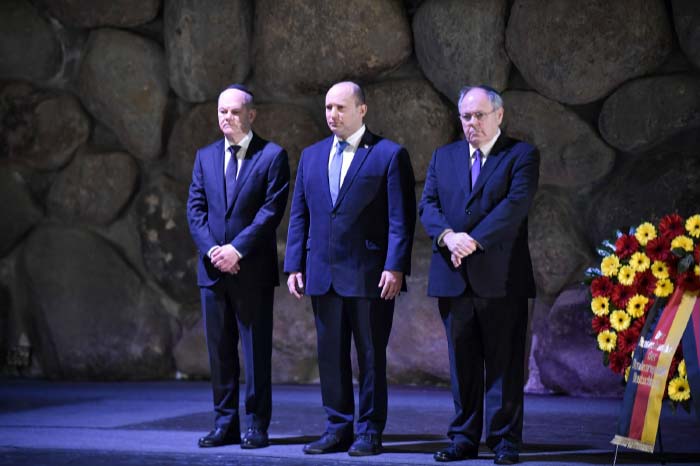 ראש הממשלה נפתלי בנט וקנצלר גרמניה אולף שולץ, בביקור במרכז יד ושם יחד עם דיין