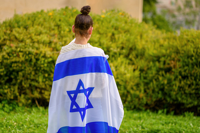 ילדה עם דגל ישראל על גבה