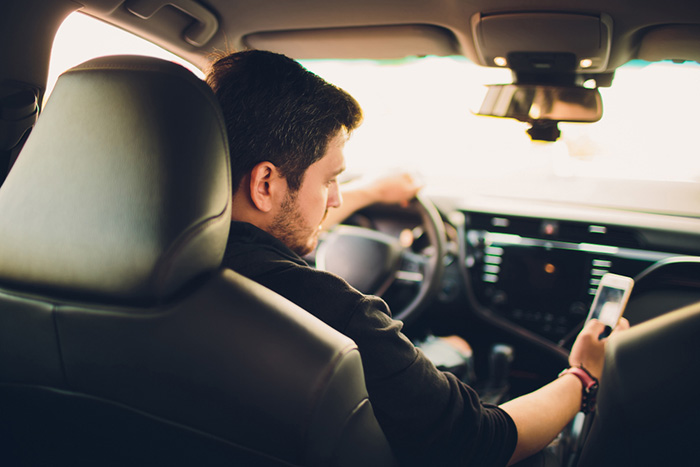 היסח דעת – שימוש בטלפון נייד בעת נהיגה