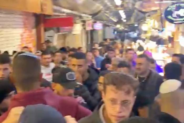 אנשים בשוק מחנה יהודה בירושלים