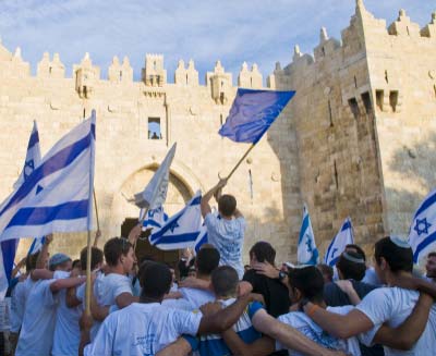 רוקדים עם דגלים בירושלים