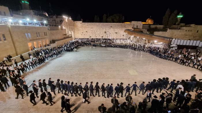 בחורי הישיבה הליטאיים בריקוד בכותל. מוצאי החג