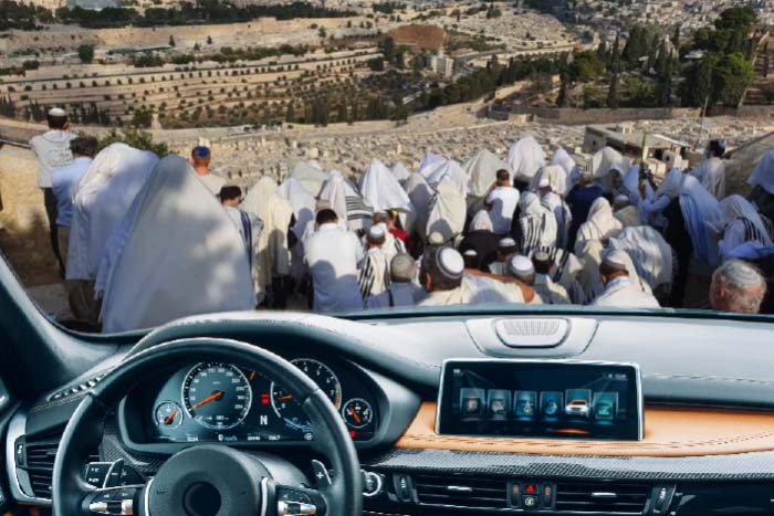 מתפללים בהר הזיתים דרך חלון מכונית