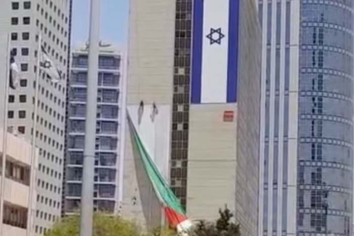דגל ישראל על בנין ודגל פלסטיני מורד