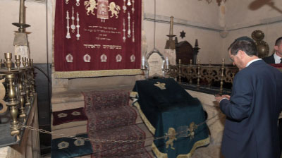 הנשיא בבית הכנסת העתיק