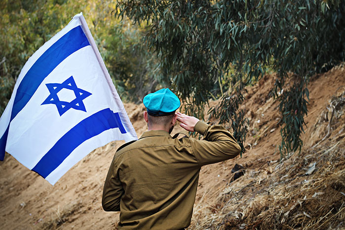 חייל מצדיע עם דגל ישראל