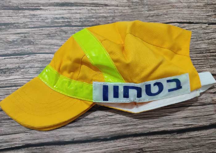 כוכע עם כיתוב ביטחון