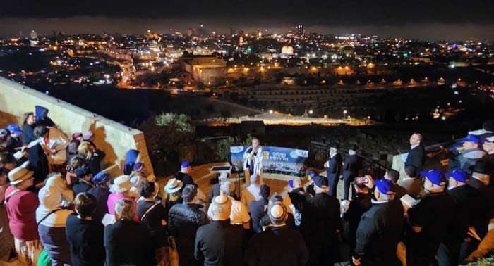 מוצש"ק כי תבא - סליחות בהר הזיתים, כמיטב המסורת של 'קרן אביה' ומשרד ירושלים, עם החזן ישראל פרנס בליווי כלייזמרים