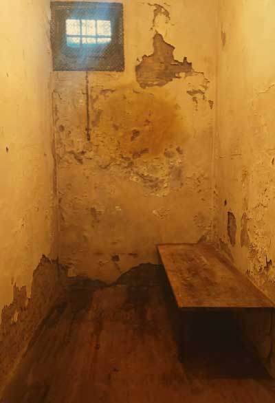 תא מבודד בבית הכלא בבודפשט, בדומה לתא בו שהתה חנה. עליו נכתב שירה האחרון 'בכלא'
