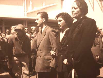 קטרינה סנש, בנה גיורא וכלתו גינוסרה מקבלים את ארונה של חנה בנמל חיפה