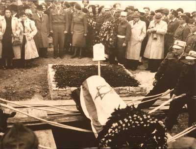 טקס הקבורה בהר הרצל בשנת 1950. שורה ראשונה שלישי משמאל - ראש הממשלה דוד בן גוריון