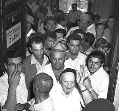 הנאשם גרינוולד, שהפך למאשים, יוצא מבית הדין לאחר זיכויו, יוני 1955