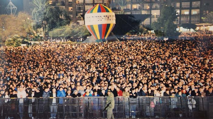 אחת מהפגנות הימין בכיכר מלכי ישראל, שנות ה-90