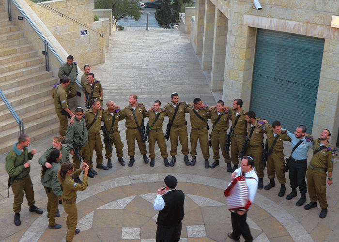 מעגל עם חיילים