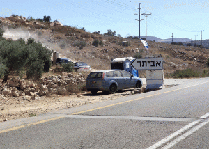 רכב חונה בצד כניסה למושב אביתר