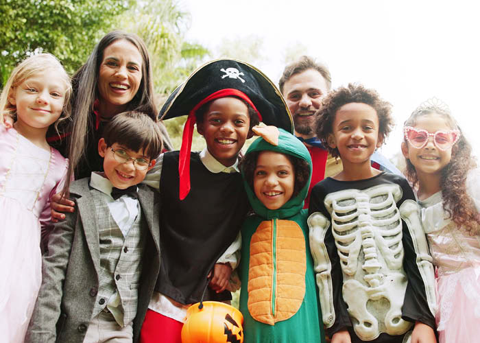 תחפושת בין כיסוי לגילוי